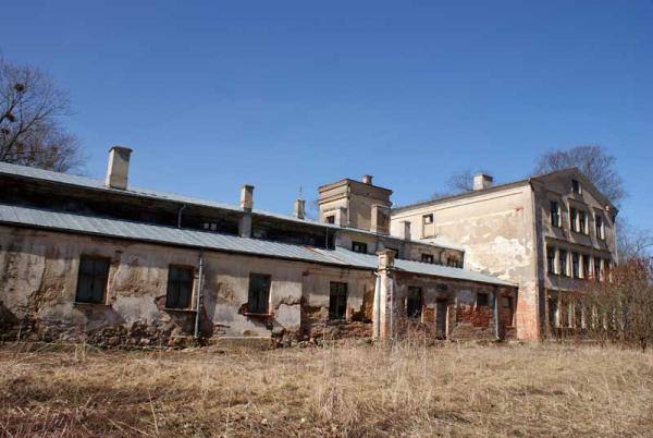 Gulbinėnų dvaro ansamblis. Dvaro rūmai iš kitos pusės. Almanto Laužadžio nuotrauka, 2009 [interaktyvus]. Prieiga per internetą: https://www.miestai.net/forumas/forum/bendrosios-diskusijos/miestai-ir-architekt%C5%ABra/dvarai-ir-pilys/8070-gulbin%C4%97n%C5%B3-dvaras-pasvalio-r?t=7820